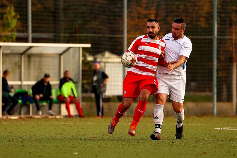 10. kolo okresního přeboru: TJ Sušice B (na snímku fotbalisté v bílých dresech) - FC Švihov 2:2 (1:1).