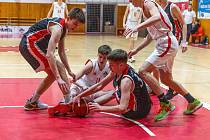 Basketbalisté BK Klatovy do 17 let (na snímku hráči v bílých dresech) porazili na úvod finálové skupiny celostátní ligy U17 Brandýs nad Labem i Jižní Supy.