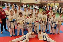 21 závodníků Karate Klubu Klatovy a trenérka Petra Levá Strnadová.