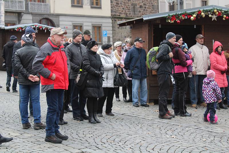 Adventní trhy o bronzové neděli v Klatovech.