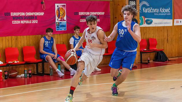 Basketbalisté BK Klatovy do 17 let (na archivním snímku hráči v bílých dresech) porazili v Brně domácí Žabovřesky, ale v Ostravě prohráli.