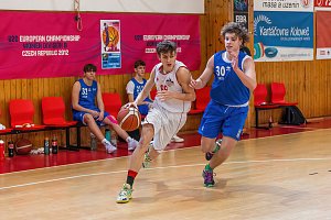 Basketbalisté BK Klatovy do 17 let (na archivním snímku hráči v bílých dresech) porazili v Brně domácí Žabovřesky, ale v Ostravě prohráli.
