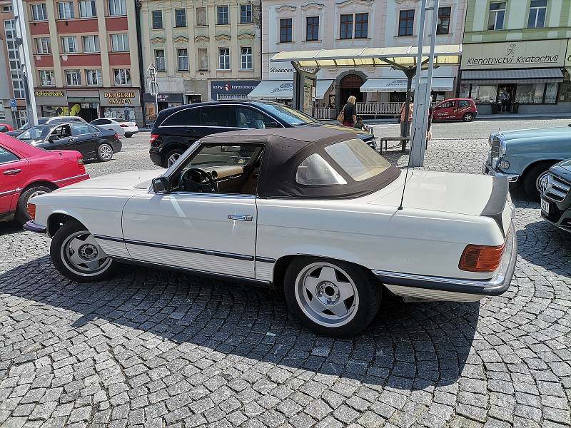 Vozy Mercedes-Benz na náměstí v Klatovech.