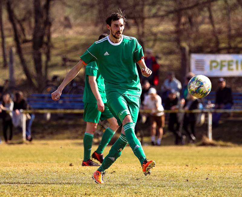 Fotbalisté TJ Pfeifer Chanovice (na archivním snímku hráči v zelených dresech) remizovali ve 22. kole I. B třídy s Blovicemi 1:1. Na penalty vyhráli hosté.