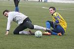 Zimní turnaj mužů v Sušici: Sušice (ve žlutém) - Horažďovice 1:1.