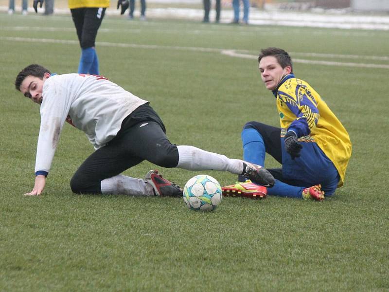 Zimní turnaj mužů v Sušici: Sušice (ve žlutém) - Horažďovice 1:1.