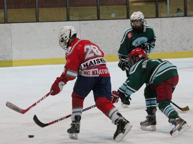 Liga starších žáků: HC Klatovy (v červeném) - HC Milevsko 5:2.