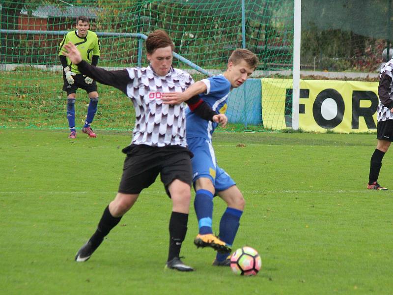 Fotbalisté klatovských dorostů (na archivních fotografiích hráči v modrých dresech) porazili Příbram. Devatenáctka otočila zápas ze stavu 0:2 na 4:2 a hráči do 17 let soupeře udolali těsně 1:0.