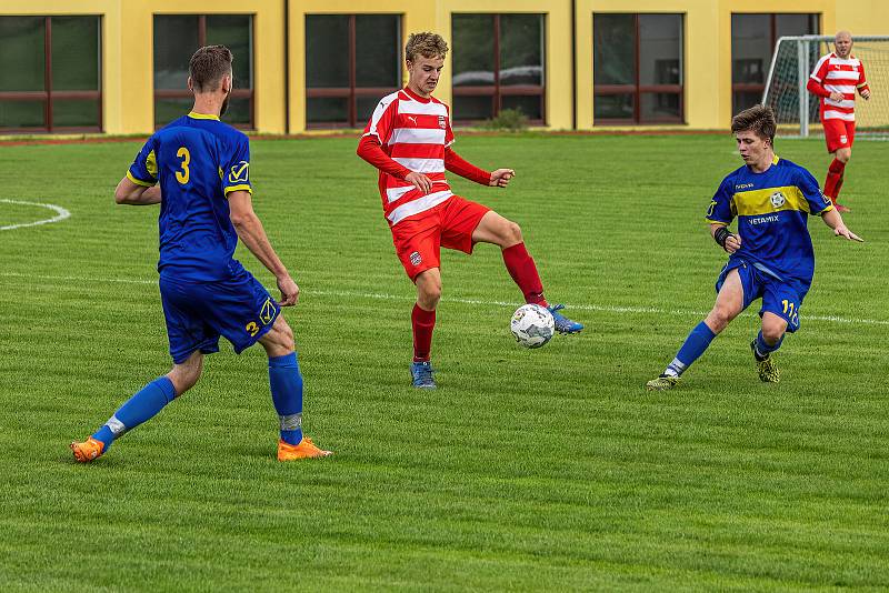 5. kolo OPM: FC Švihov (na snímku fotbalisté v červenobílých dresech) - TJ Sokol Chudenice (modří) 2:2 (2:0).