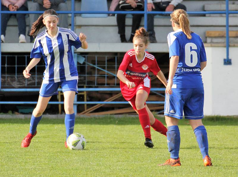 9. kolo divize žen, skupina C: SK Klatovy 1898 (na snímku fotbalistky v červených dresech) - TJ Jiskra Domažlice 1:1 (1:0).