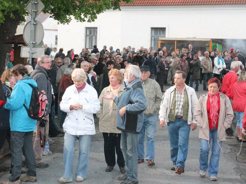 Odhalení sochy sv. Jana Nepomuckého v Čepicích