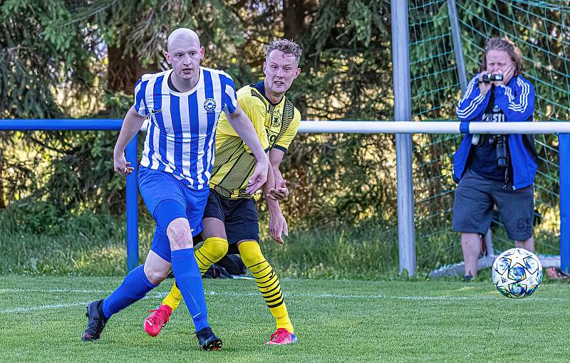 Fotbalisté FK Okula Nýrsko (na archivním snímku hráči v modrobílých dresech) skončili v letošní sezoně krajského přeboru na druhém místě.