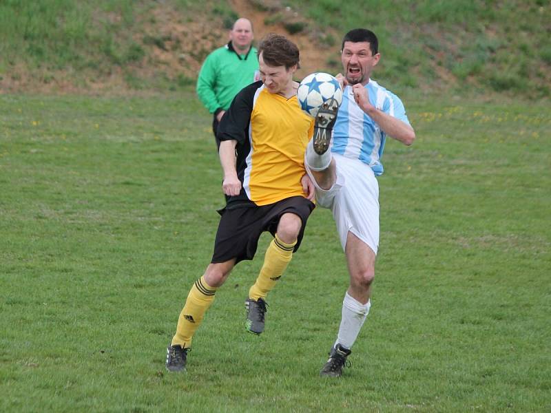 IV. třída skupina A: Nalžovské Hory (bílomodré dresy) - Spůle 1:0