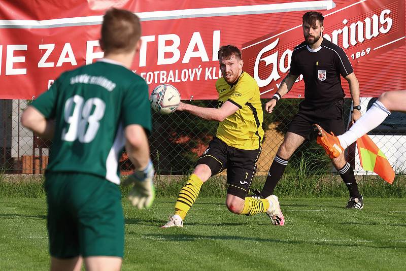 Fotbalisté Baníku Stříbro (na archivním snímku hráči v bílých dresech) porazili v odvetě FK Žákava 2:1 a radují se z udržení krajského přeboru.