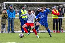 I. B třída, skupina B (17. kolo): FC Švihov (na snímku fotbalisté v bílých dresech) - SK Kovodružstvo Strážov (modří) 3:1.