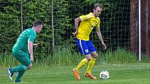 I. B třída, skupina B, 23. kolo: TJ Měcholupy (na snímku fotbalisté ve žlutých dresech) - TJ Pfeifer Chanovice (zelení) 1:3.