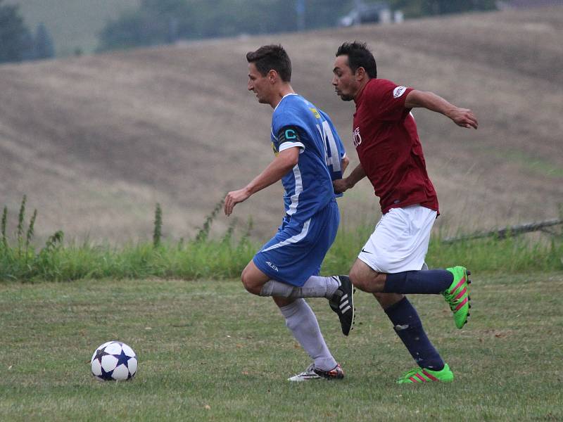 Fotbalisté Dlažova (na archivním snímku hráči v červeném) poprvé letos zvítězili.