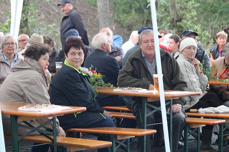 Slavnostní otevření nádrže na zadržení vody v přírodě v Pačejově.