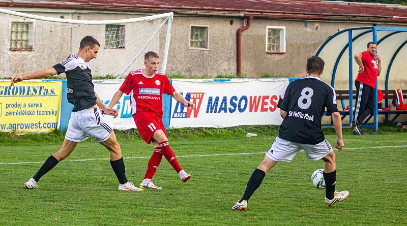 Fotbalisté SK Klatovy 1898 (na snímku hráči v červených dresech ze zápasu s Petřínem Plzeň) skolili jihočeský Lom 3:1.