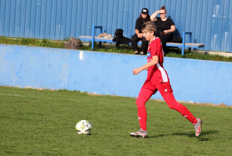 9. kolo divize žen, skupina C: SK Klatovy 1898 (na snímku fotbalistky v červených dresech) - TJ Jiskra Domažlice 1:1 (1:0).