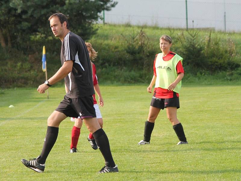 Letní Dívčí amatérská fotbalová liga Kobra A - Kobra B 0:0.