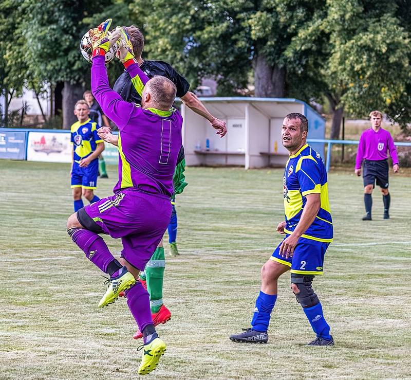 IV. třída, skupina A: SK Kovodružstvo Strážov B (černo-zelení) - Sokol Neznašovy (modré dresy) 1:3.