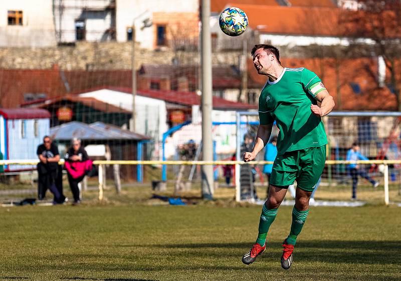 14. kolo I. B třídy: FK Horažďovice (žlutí) vs. Chanovice 3:2.