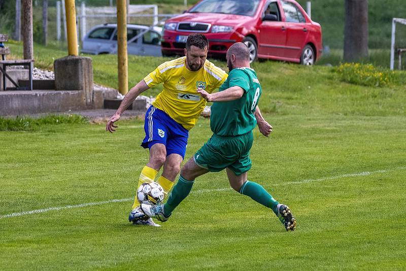 I. B třída, skupina B, 23. kolo: TJ Měcholupy (na snímku fotbalisté ve žlutých dresech) - TJ Pfeifer Chanovice (zelení) 1:3.