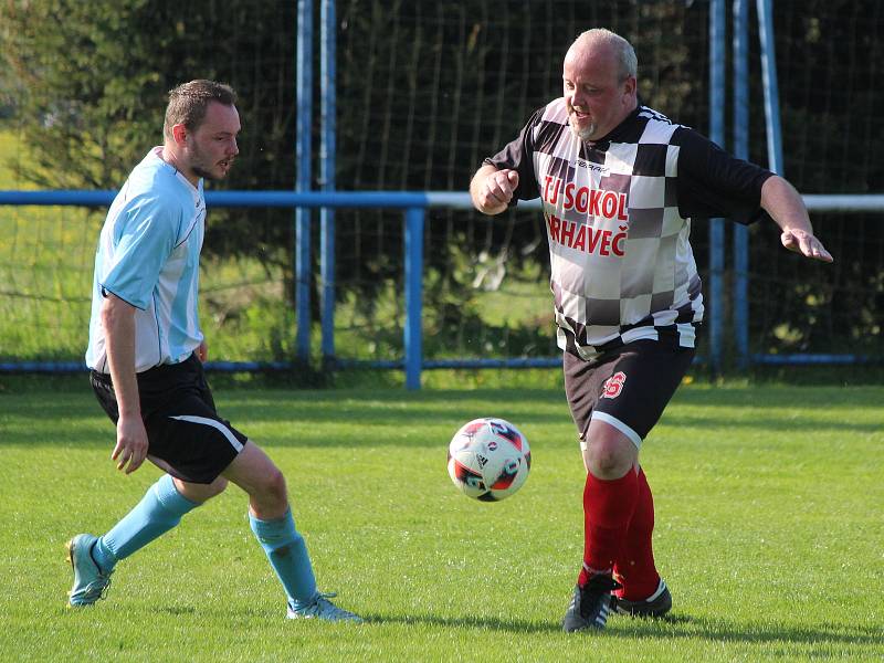 Fotbalisté TJ Sokol Vrhaveč B (na archivním snímku hráči v tmavší kombinaci dresů) dostali v Měcholupech od tamní zálohy osm gólů.