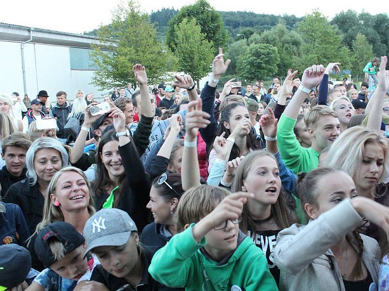 Během festivalu Open Air Lázně v Klatovech vystoupil zpěvák Ben Cristovao.