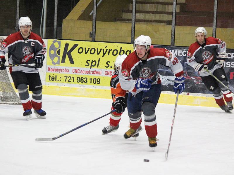 Z archivu Deníku: Malá Víska (šedé dresy) - HC Pubec Plzeň.