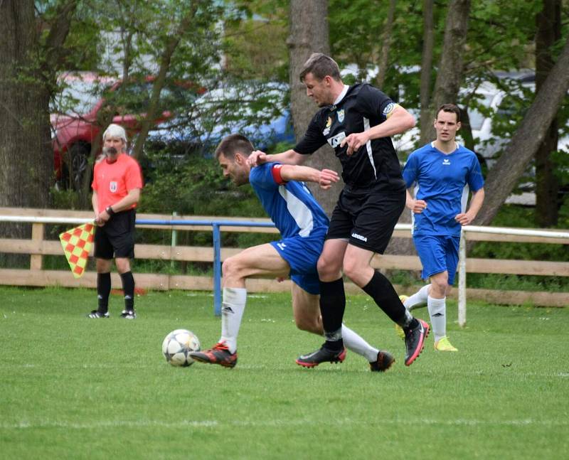 Fotbalisté TJ Měcholupy (na archivním snímku hráči v černých dresech) porazili ve 2. kola Poháru PKFS Baník Stříbro 4:0 a slaví postup do další fáze soutěže.