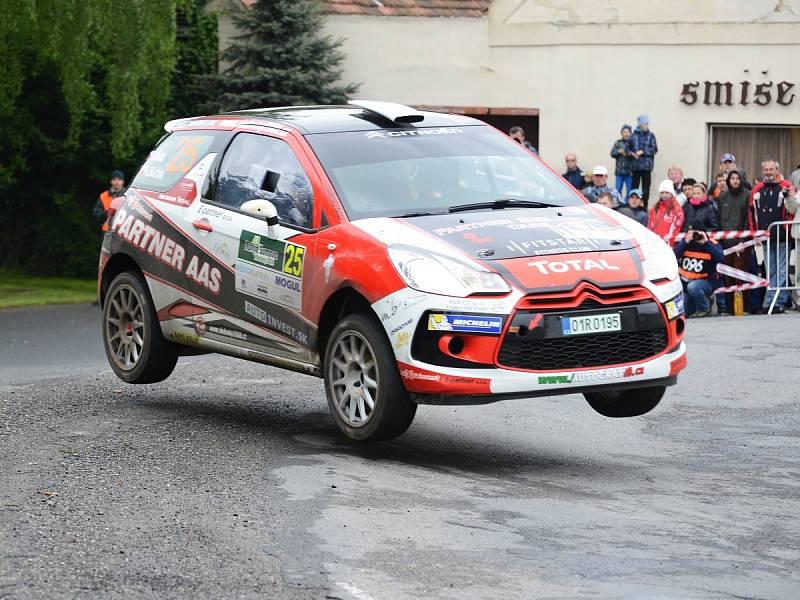 Posádky na tratích druhé etapy šumavských rally