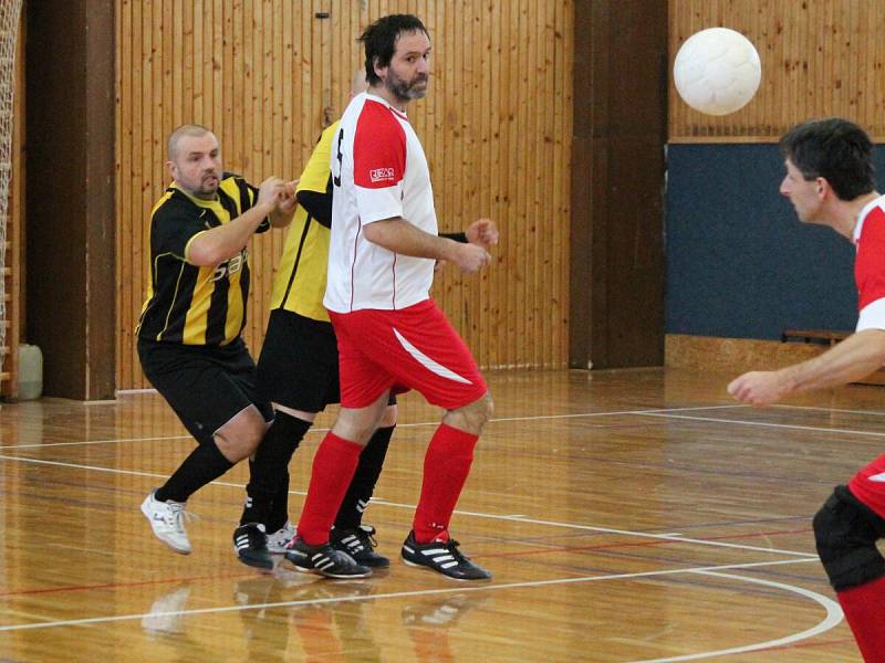 Zimní amatérská liga: Draci Klatovy (bíločervené dresy) - FC BS Stars Klatovy 4:4