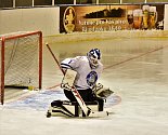 Hokejisté TJ Sušice (na archivním snímku hráči v bílých dresech) porazili na domácím ledě okresního rivala ze Startu Luby 3:0.