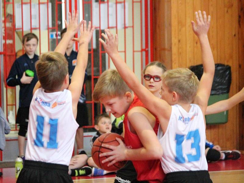 Junior NBA League 2016: Houston Rockets (ZŠ Klatovy, Plánická ul, červené dresy) - Dallas Mavericks (ZŠ Švihov) 24:27 