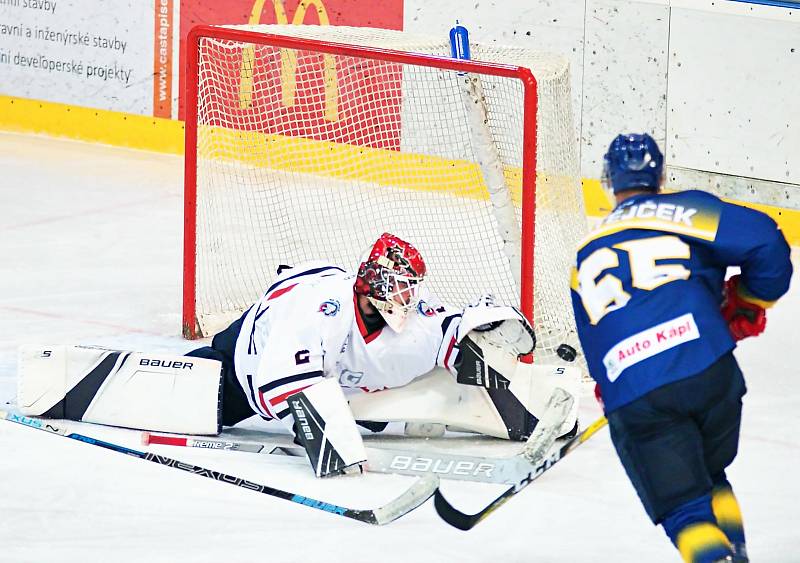 Hokejisté druholigového SHC Klatovy (na archivním snímku hráči v bílých dresech) podlehli v 5. kole jižní skupiny IHC Králové Písek 4:8.