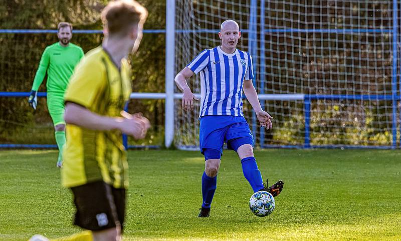 Fotbalisté FK Okula Nýrsko (na archivním snímku hráči v modrobílých dresech) skončili v letošní sezoně krajského přeboru na druhém místě.