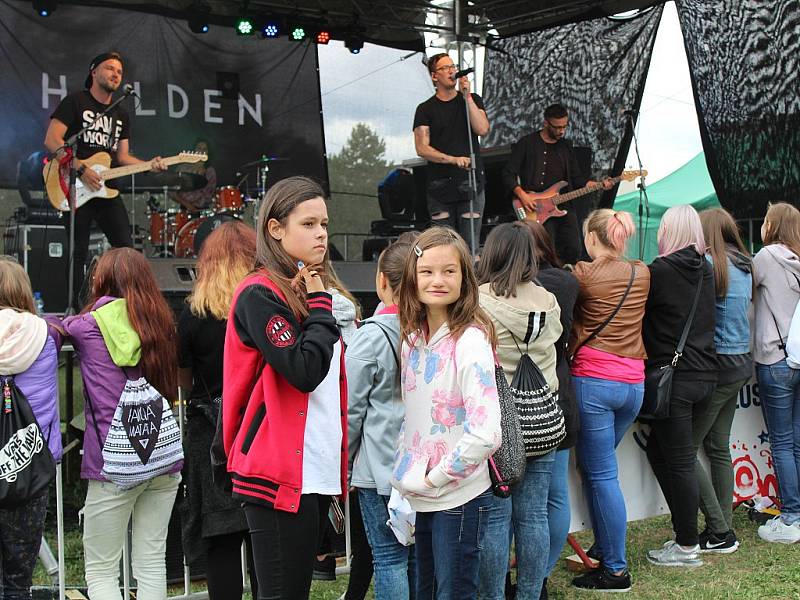 Během festivalu Open Air Lázně v Klatovech vystoupil zpěvák Ben Cristovao.