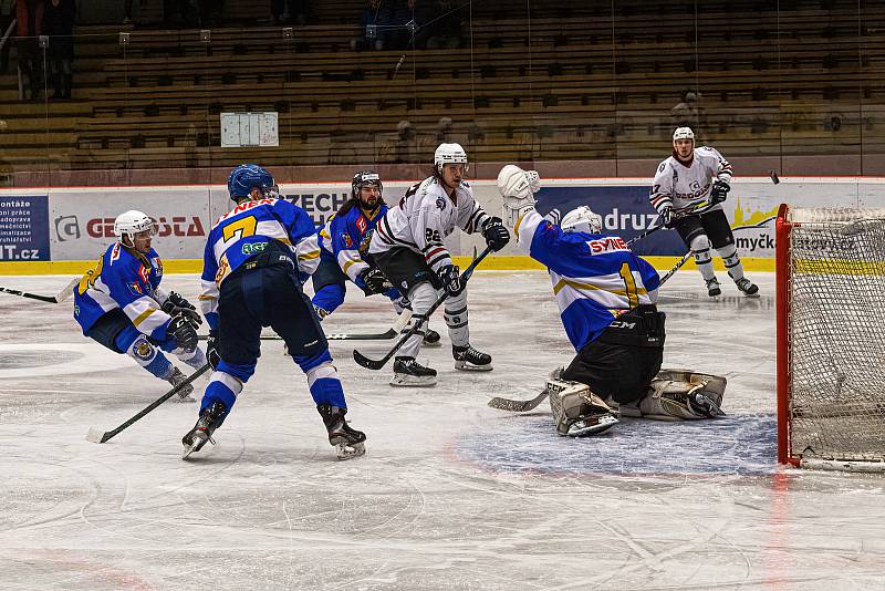 2. liga, skupina Západ (3. kolo): SHC Klatovy (na snímku hokejisté v bílých dresech) - HC Řisuty 6:3 (3:0, 1:1, 2:3).