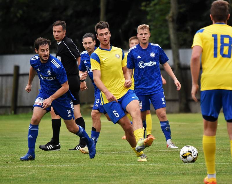 3. kolo FORTUNA divize A: SK Otava Katovice - SK SENCO Doubravka (na snímku fotbalisté ve žlutých dresech) 1:0 (0:0).