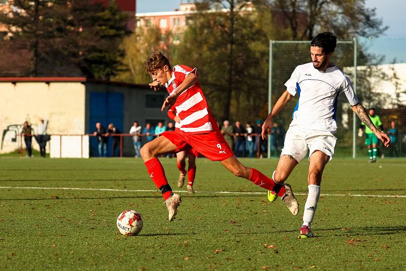 Fotbalisté TJ Sušice B (na archivním snímku fotbalisté v bílých dresech) zvítězili na hřišti Janovice 6:3 a přezimují na pátém místě.