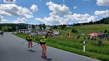 Letošní seriál běhů na kolečkových lyžích má za sebou úvodní dva závody na Šumavě.