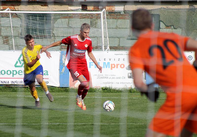 Zatímco na podzim fotbalisté SK Klatovy 1898 (červení) soupeře z plzeňské Doubravky (hráči ve žlutém) porazili 2:1, v sobotní odvetě hrané v rámci 25. kola divize A padli 2:4.