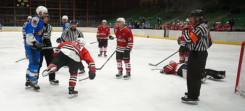 23. kolo 2. ligy, skupina Jih: Stadion Cheb - SHC Klatovy (červení) 5:3.