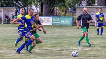 IV. třída, skupina A: SK Kovodružstvo Strážov B (černo-zelení) - Sokol Neznašovy (modré dresy) 1:3.