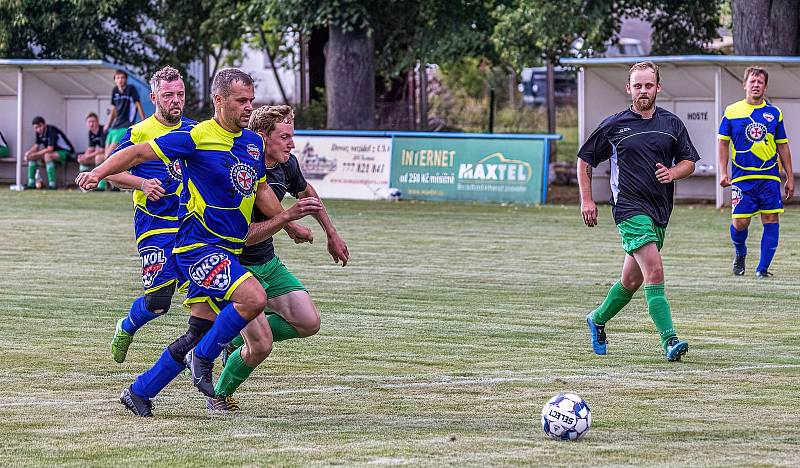 IV. třída, skupina A: SK Kovodružstvo Strážov B (černo-zelení) - Sokol Neznašovy (modré dresy) 1:3.