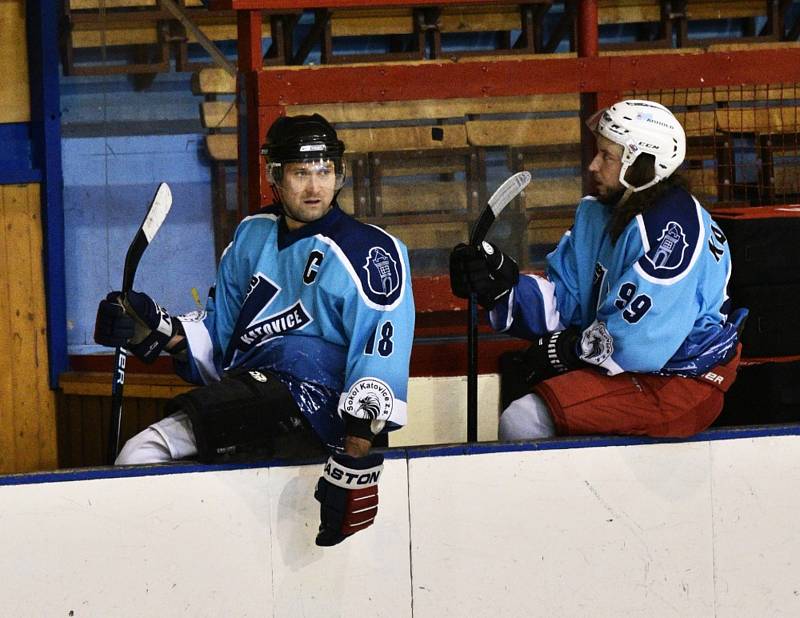 Hokejisté TJ START Luby (na archivním snímku hráči v černo-červených dresech) vedli s HC Rokycany už 3:0, ale nakonec museli přijmou porážku 3:5.