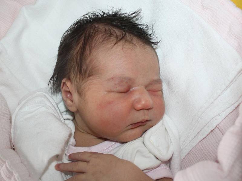 Julie Rádlová z Klatov (3530 g, 50 cm) se narodila v klatovské porodnici 5. května v 9.59 hodin. Rodiče Vendula a Josef si pohlaví miminka nechali jako překvapení na porodní sál, kde dcerku na svět přivítali společně. Ze sestřičky má radost Nelinka (4,5).