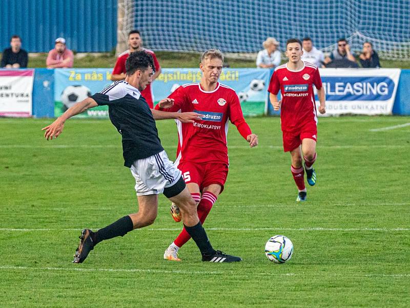 Fotbalisté SK Klatovy 1898 (na snímku hráči v červených dresech ze zápasu s Petřínem Plzeň) nestačili na Cheb, jemuž podlehli 1:3.